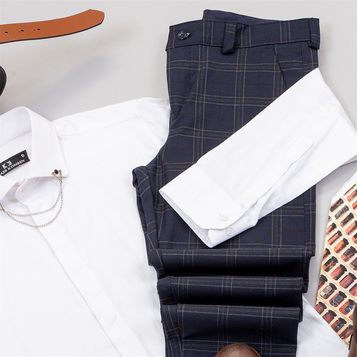 Lacivert Ekoseli Pantolon Beyaz Gömlek Ayakkabı Kombin