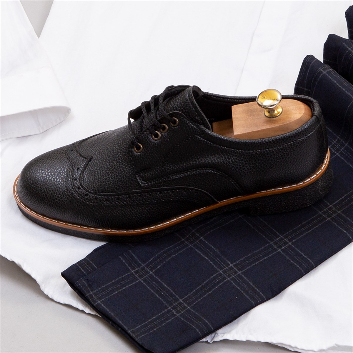 Lacivert Ekoseli Pantolon Beyaz Gömlek Ayakkabı Kombin