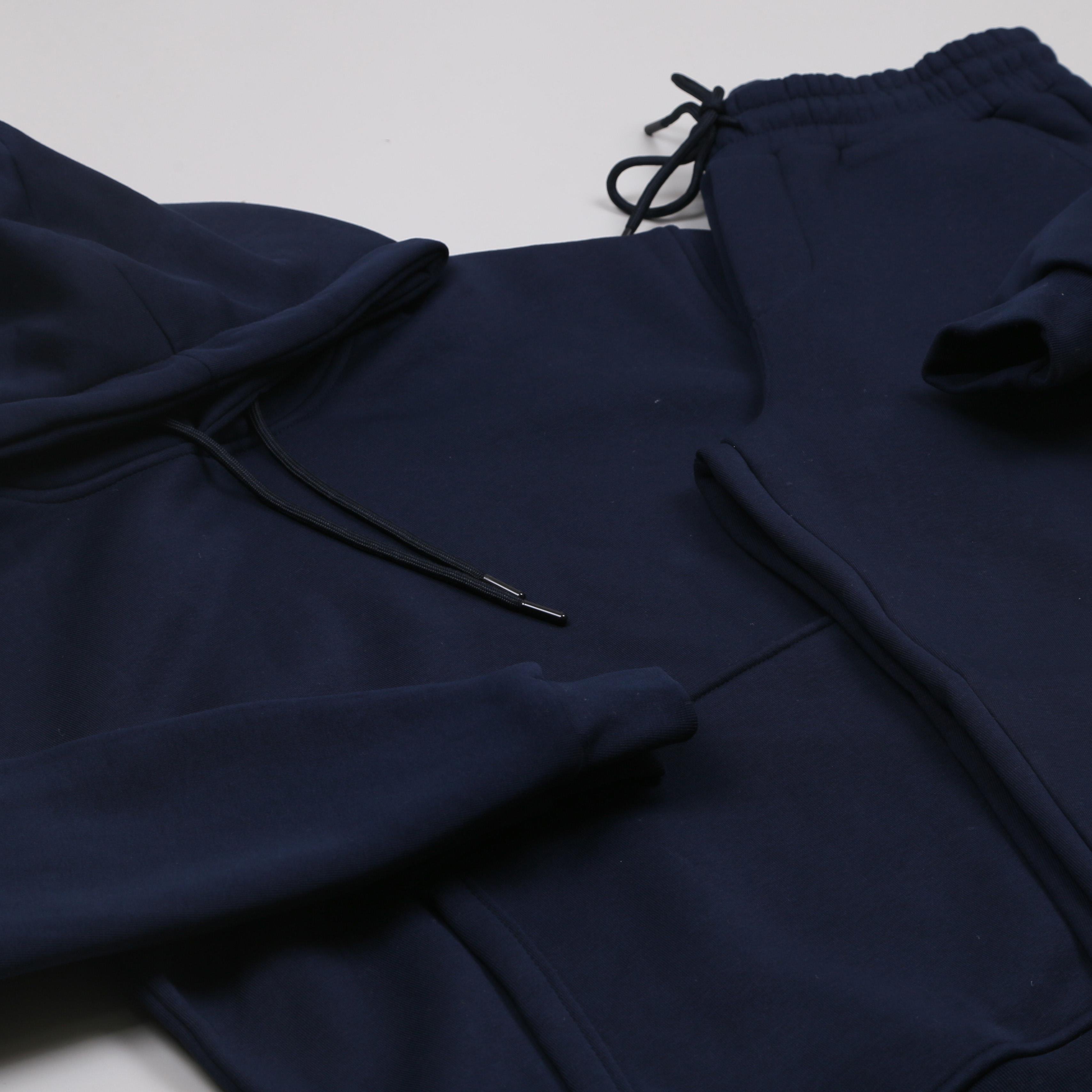 Lacivert Kapşonlu Sweatshirt Eşofman Altı Ayakkabı Kombini