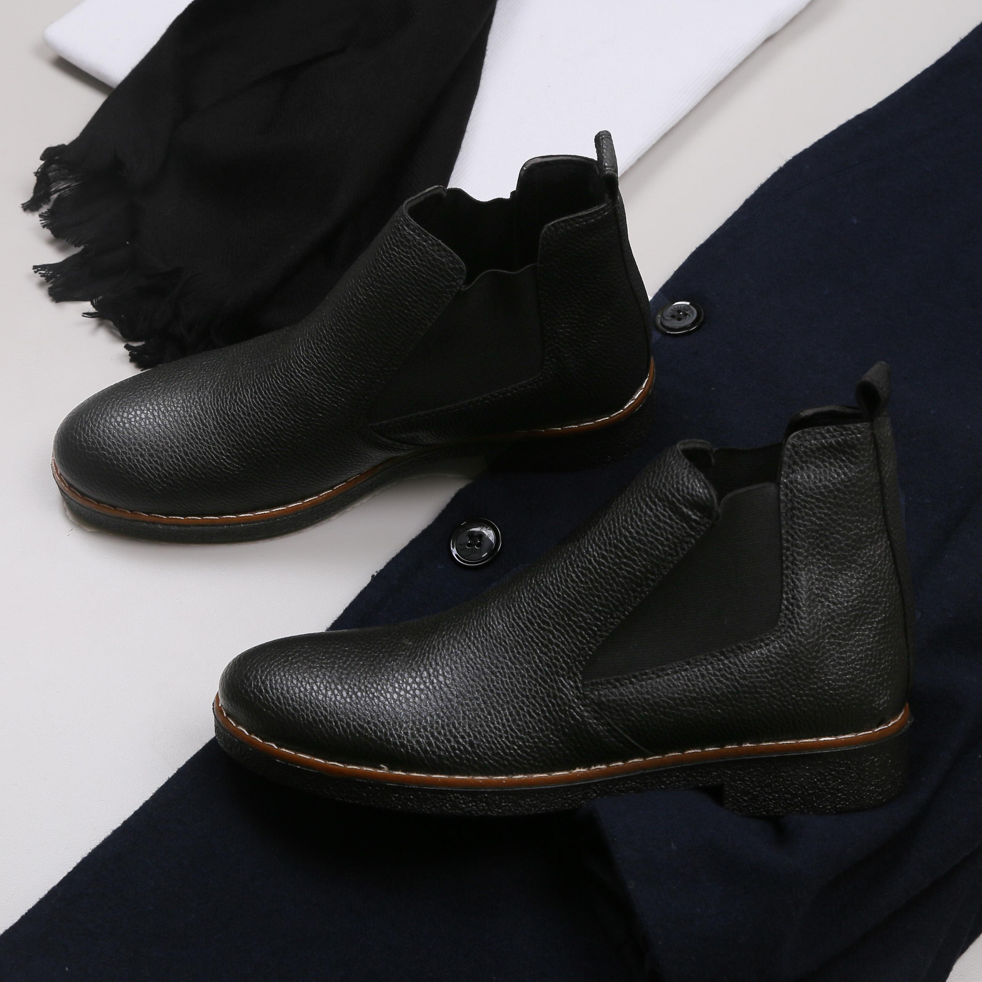 Lacivert Kaşe Kaban Boğazlı Body Kot Pantolon Bot Kombini