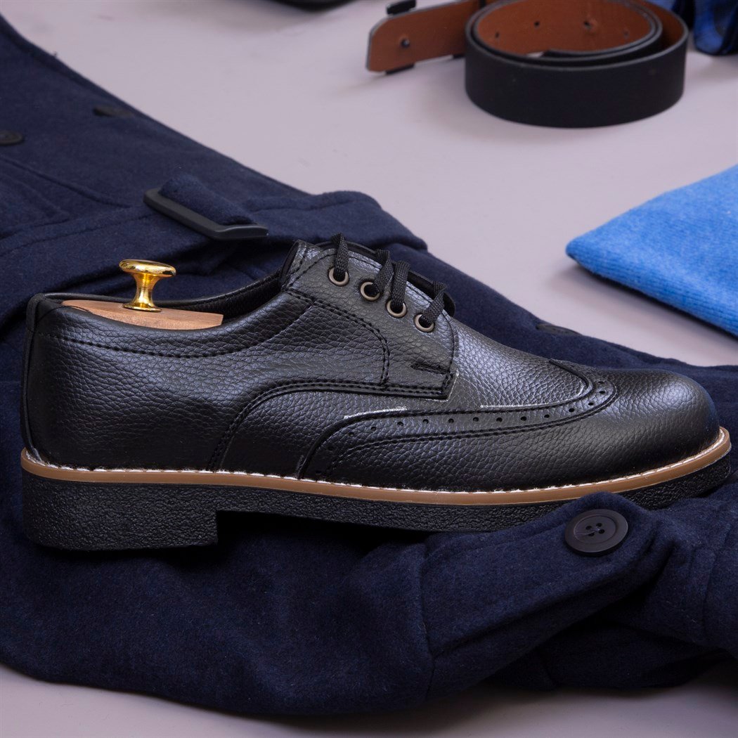 Lacivert Kaşe Kaban Ekoseli Pantolon Boğazlı Kazak Ayakkabı Kombin