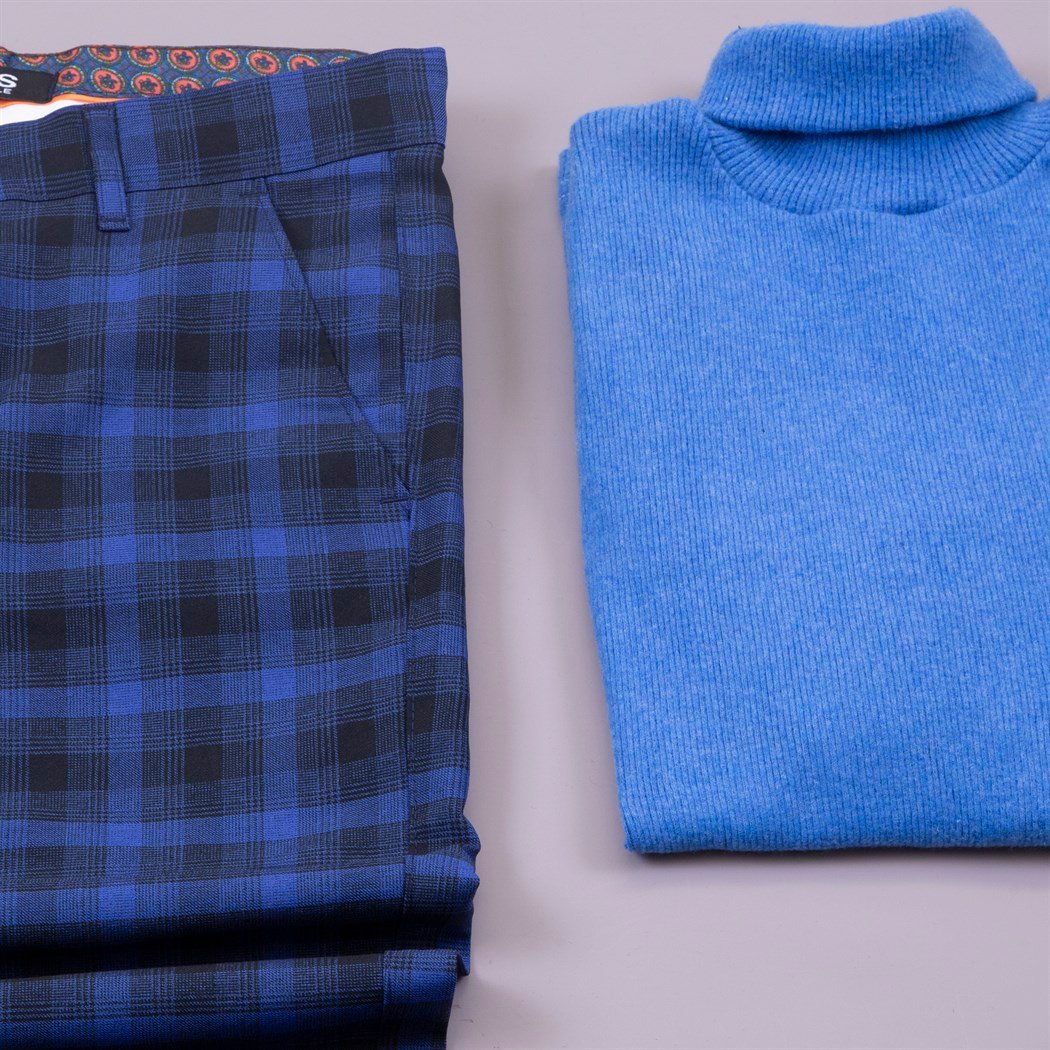 Lacivert Kaşe Kaban Ekoseli Pantolon Boğazlı Kazak Ayakkabı Kombin