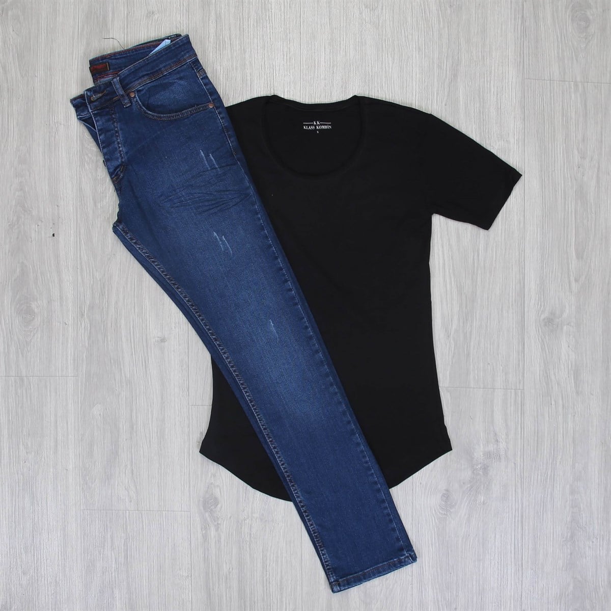 Lacivert Pantolon Siyah Tişört Kombini