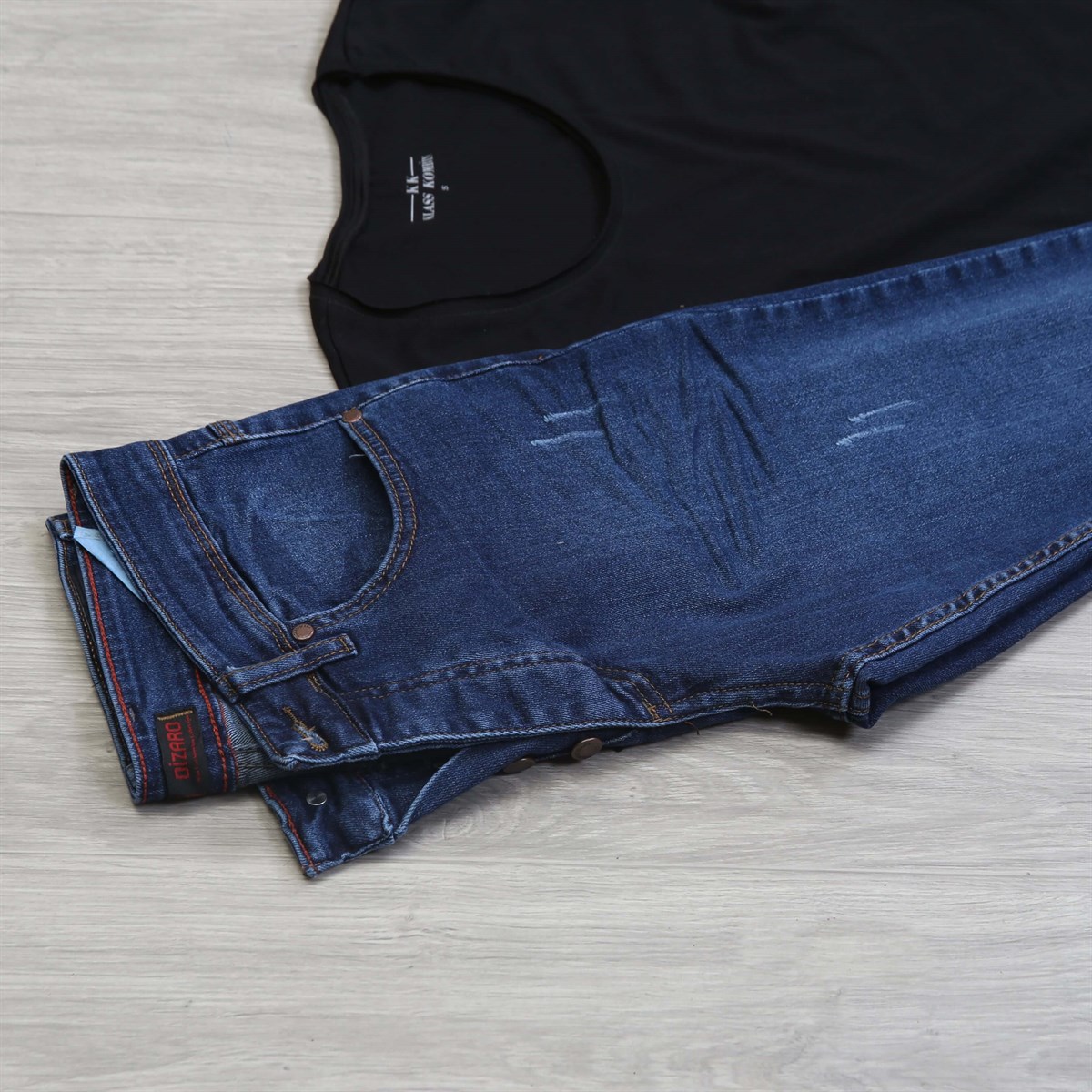 Lacivert Pantolon Siyah Tişört Kombini