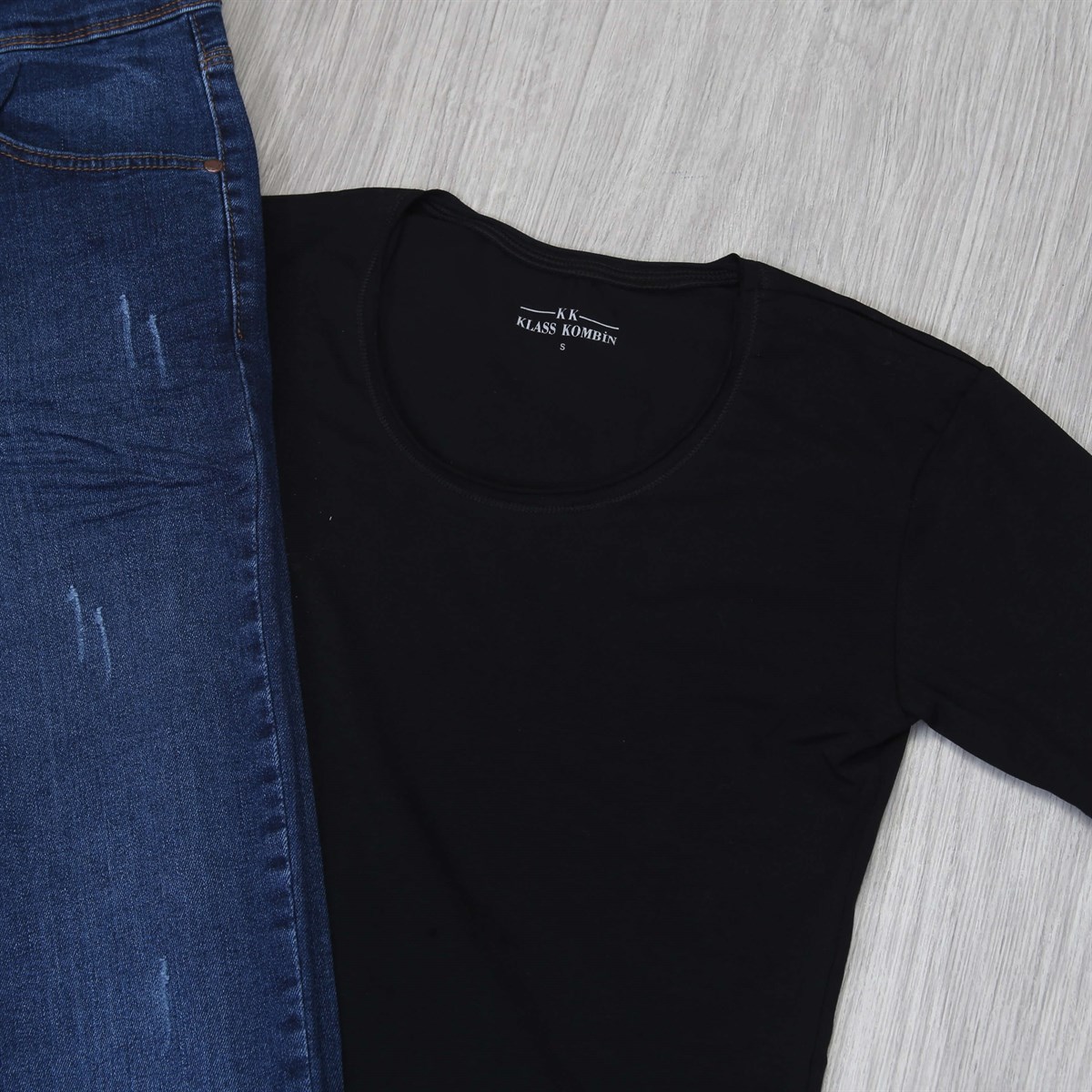 Lacivert Pantolon Siyah Tişört Kombini