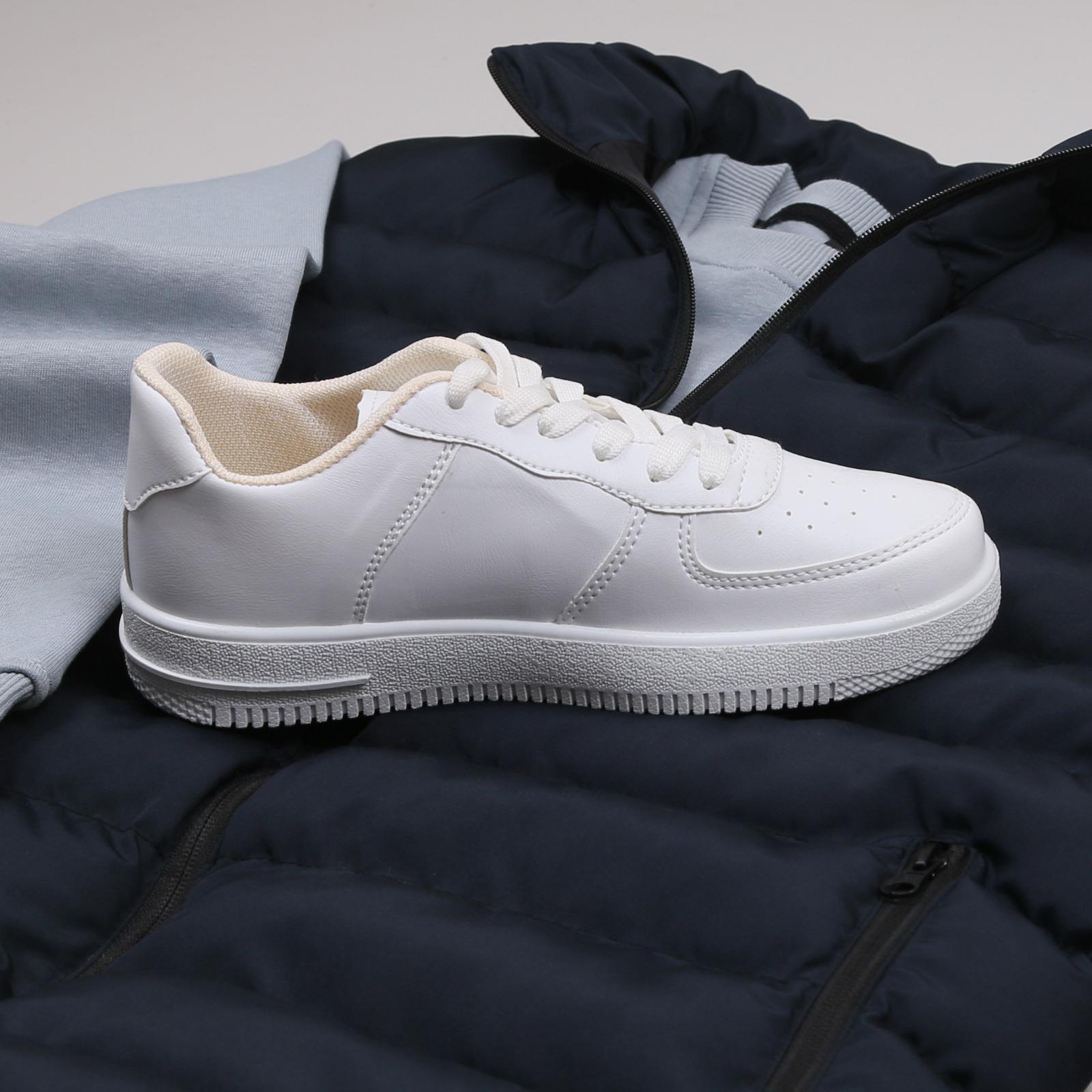 Lacivert Şişme Yelek mavi Sweatshirt kot pantolon Ayakkabı Kombin