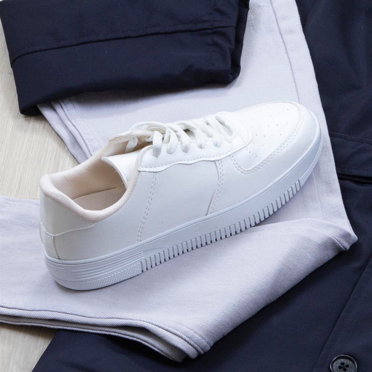 Lacivert Trençkot Tişört Pantolon Ayakkabı Kombin