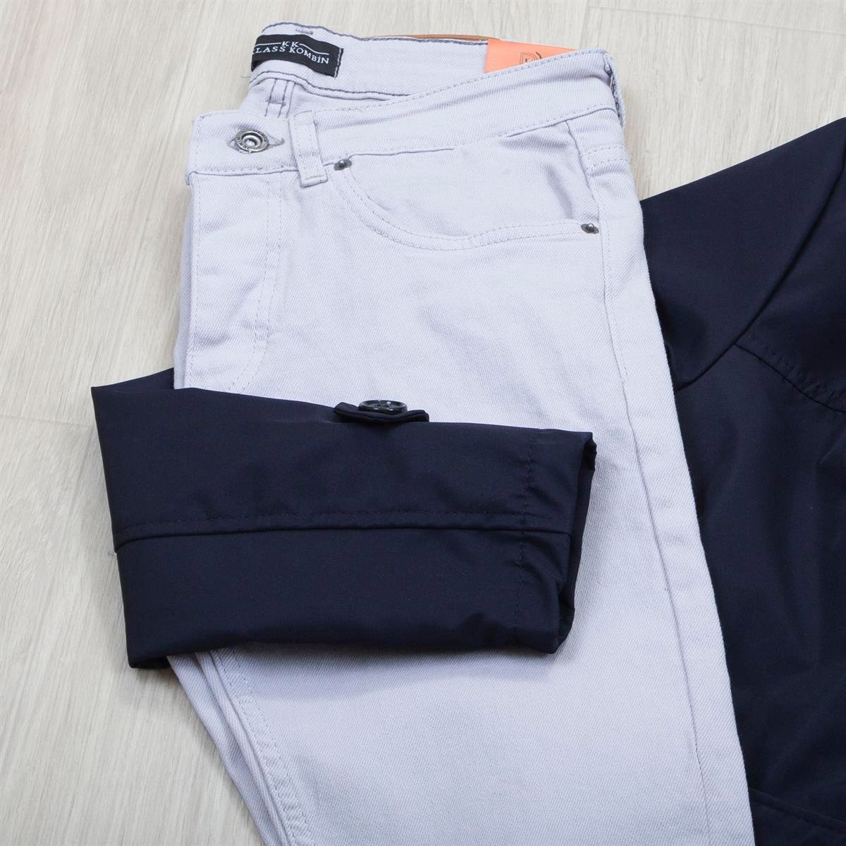 Lacivert Trençkot Tişört Pantolon Ayakkabı Kombin