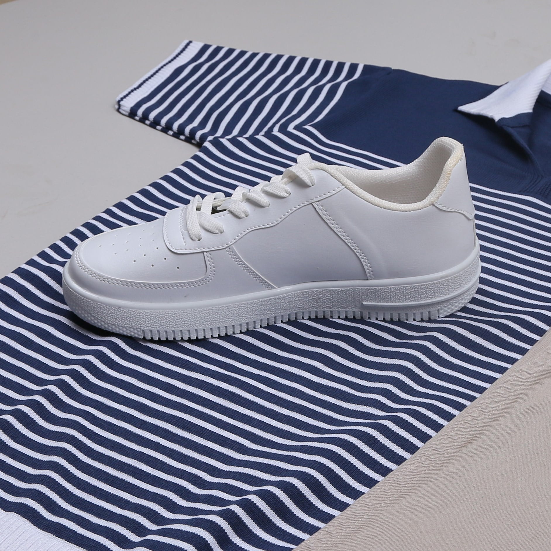 Lacivert Triko Polo Yaka Tişört Bej Kot Pantolon Ayakkabı Kombin