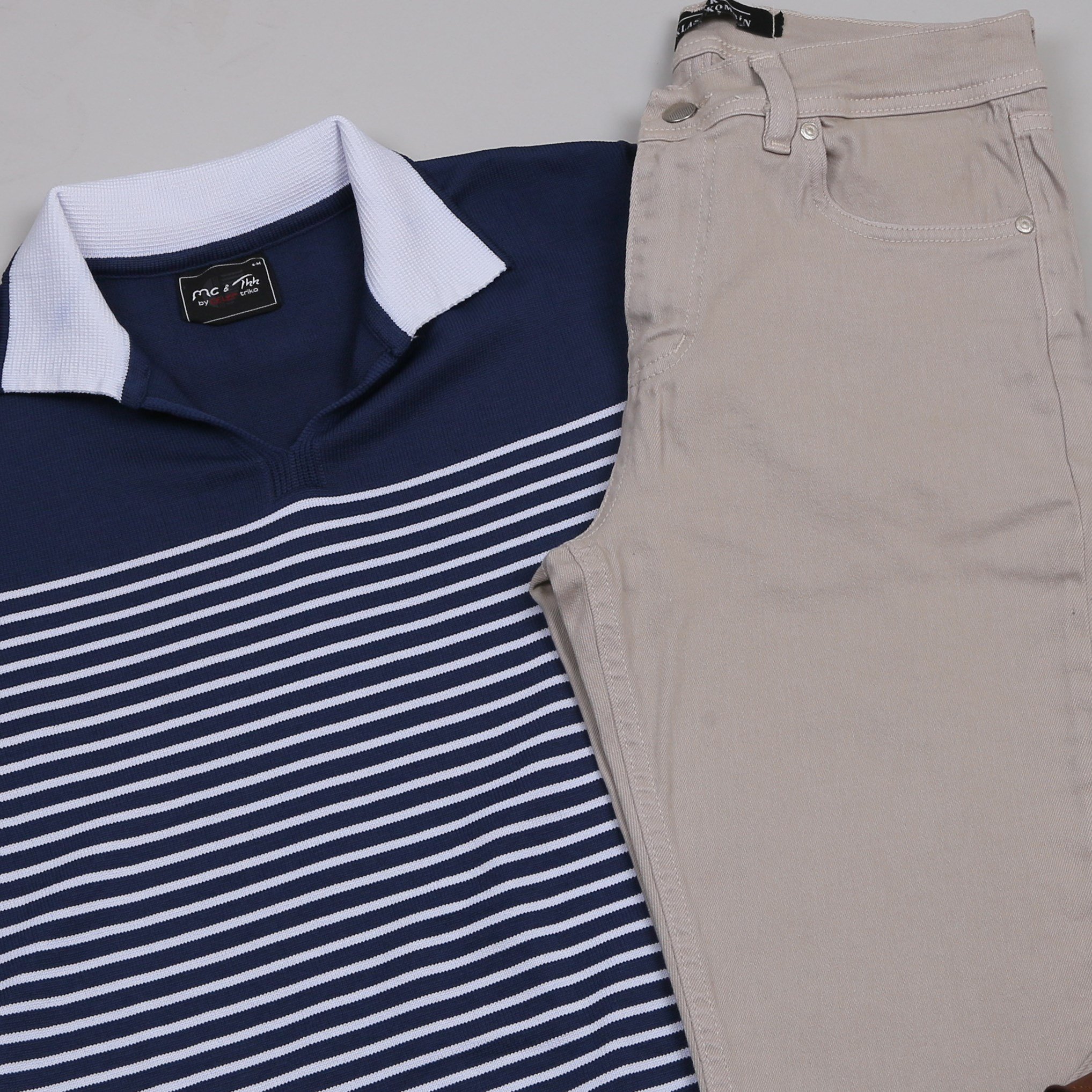 Lacivert Triko Polo Yaka Tişört Bej Kot Pantolon Ayakkabı Kombin