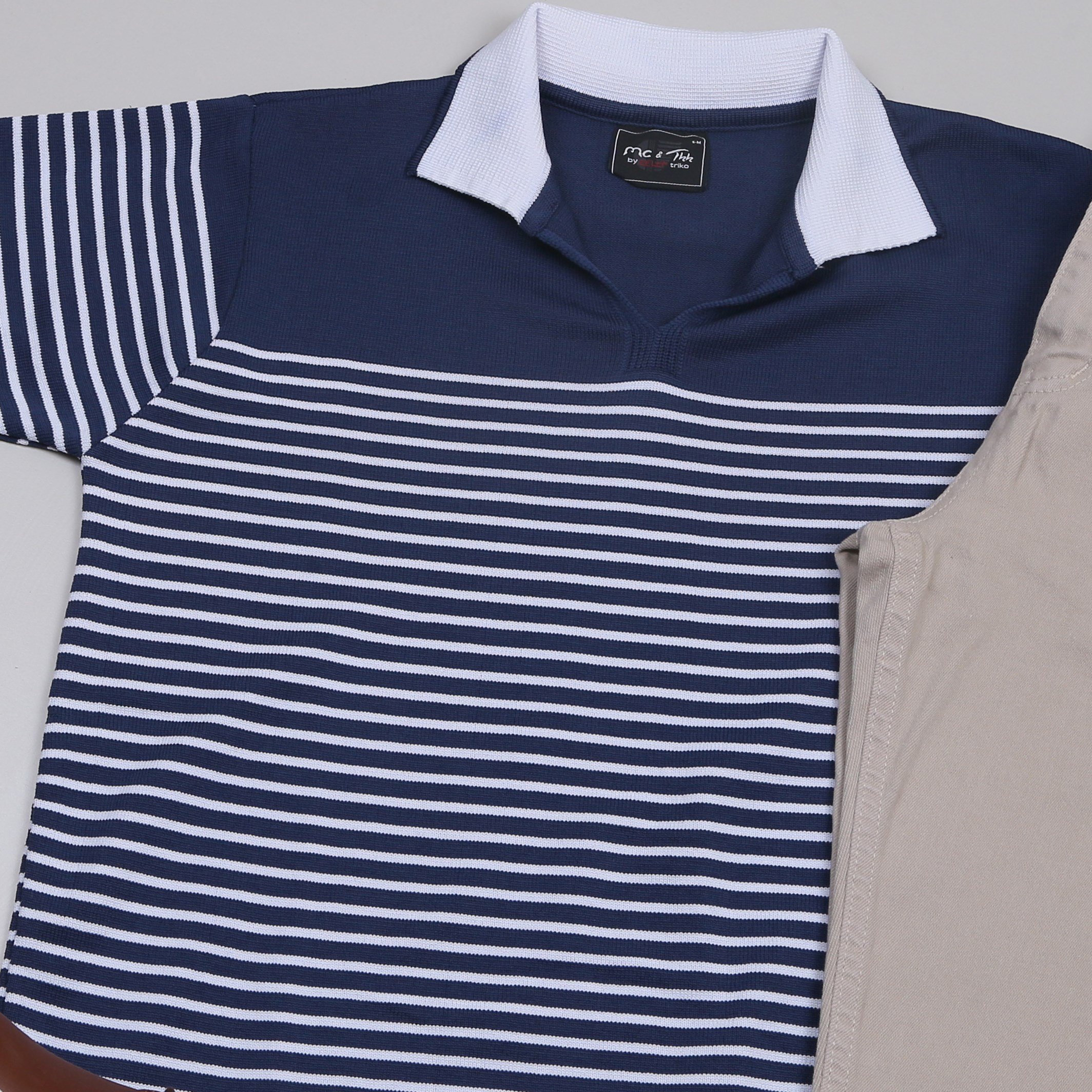 Lacivert Triko Polo Yaka Tişört Bej Kot Pantolon Ayakkabı Kombin