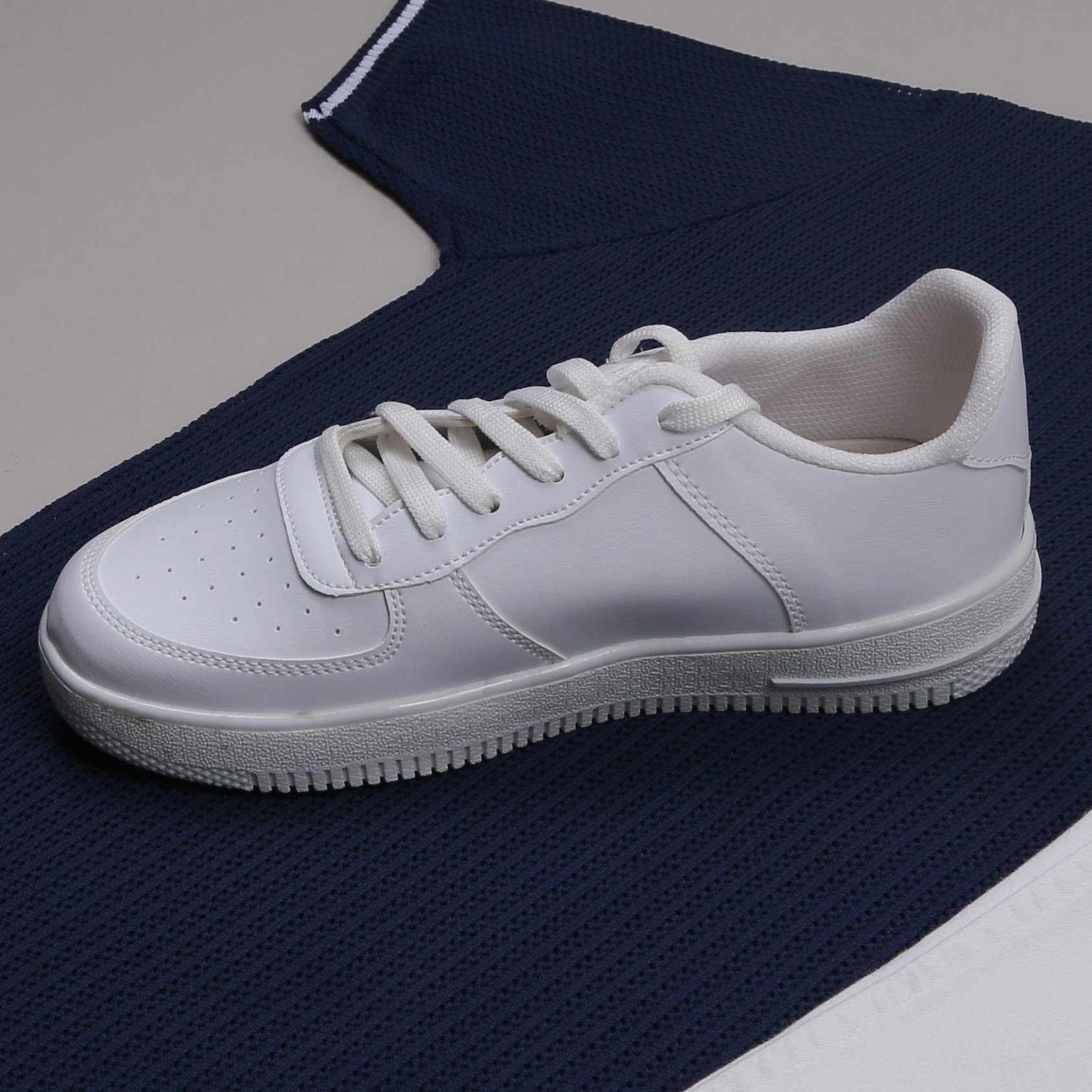 Lacivert Triko Polo Yaka Tişört beyaz kot pantolon  ayakkabı Kombin