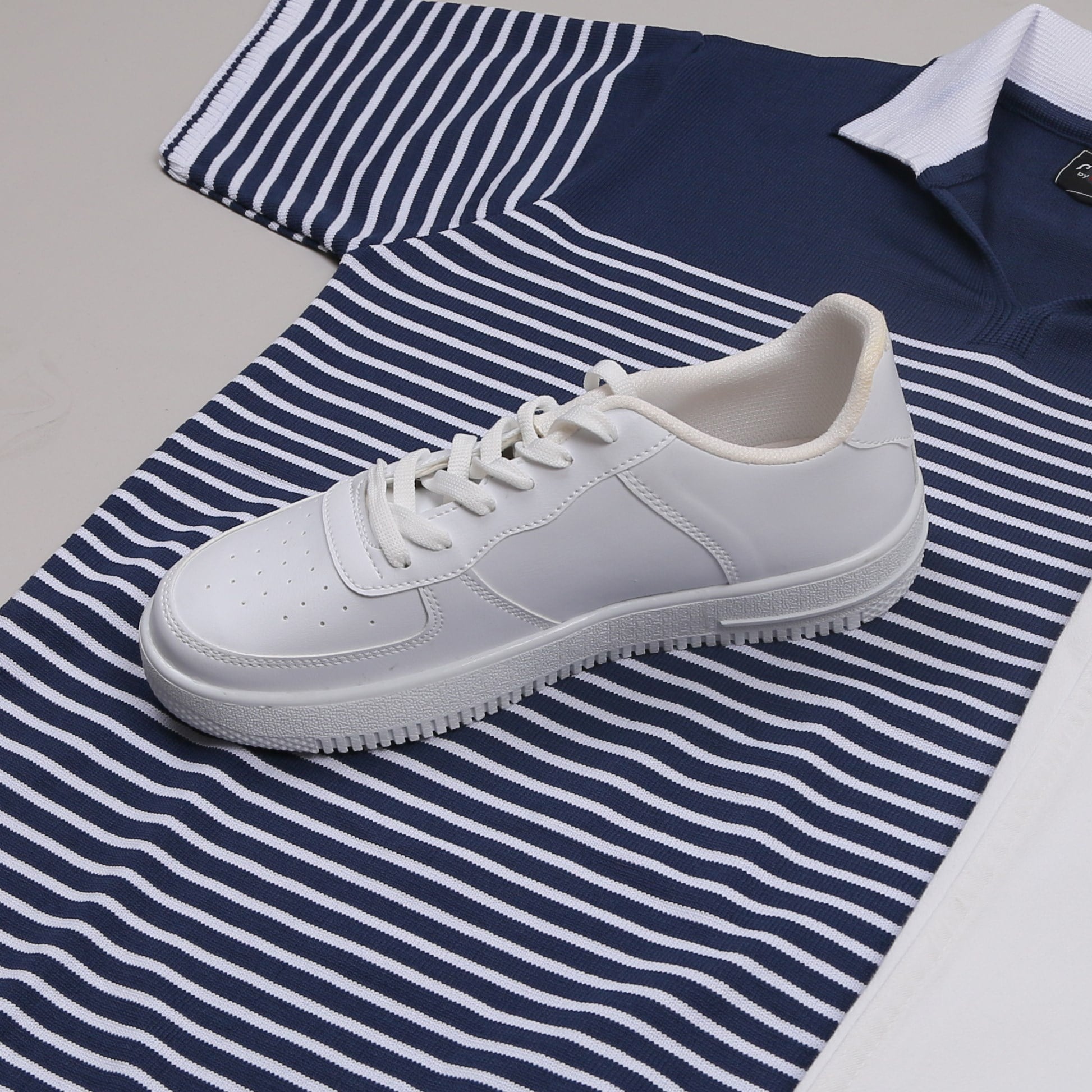 Lacivert Triko Polo Yaka Tişört Beyaz Kot Pantolon Ayakkabı Kombin