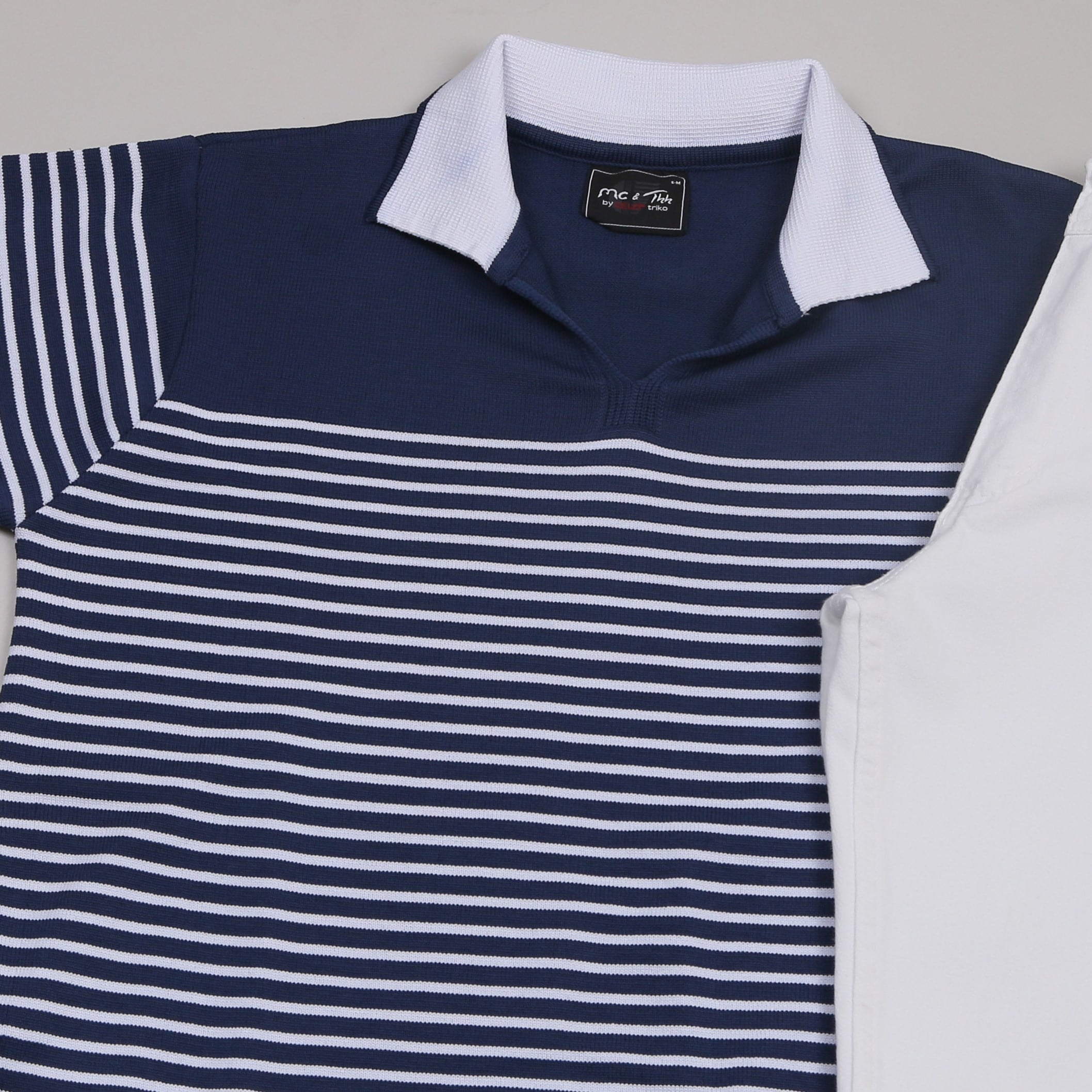 Lacivert Triko Polo Yaka Tişört Beyaz Kot Pantolon Ayakkabı Kombin