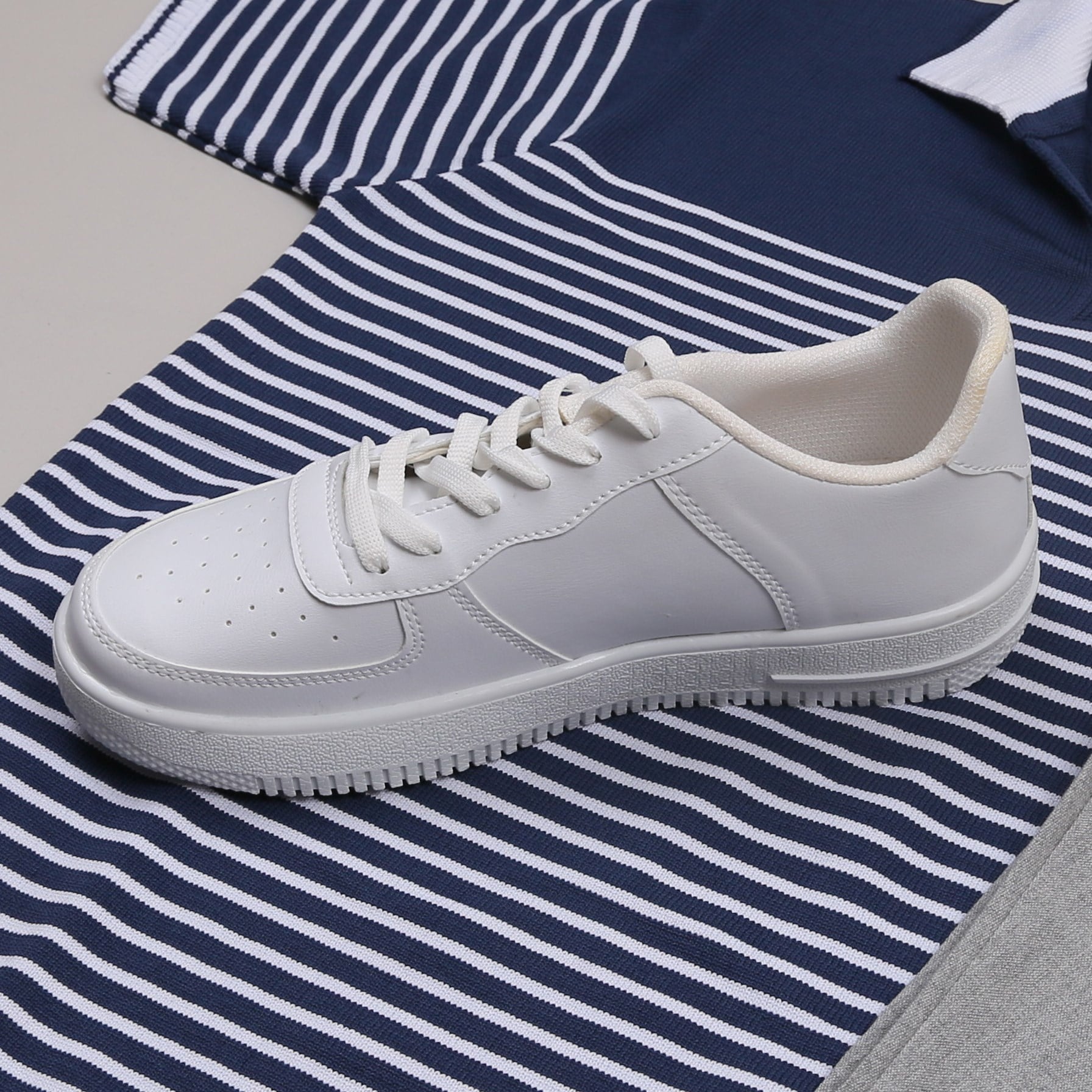 Lacivert Triko Polo Yaka Tişört Gri  Kumaş Pantolon Ayakkabı Kombin