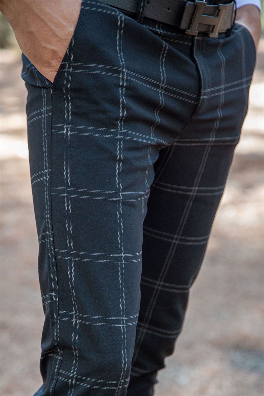 Likralı beyaz ekoseli siyah kumaş pantolon