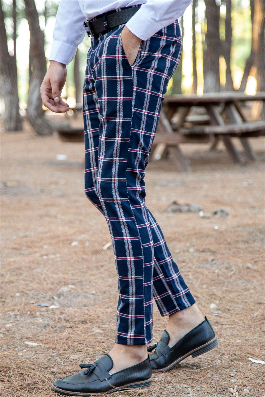 Likralı lacivert üzerine kırmızı ekoseli kumaş pantolon