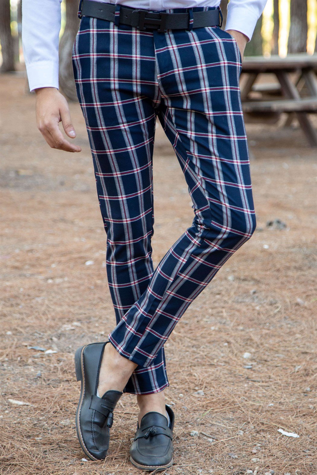 Likralı lacivert üzerine kırmızı ekoseli kumaş pantolon