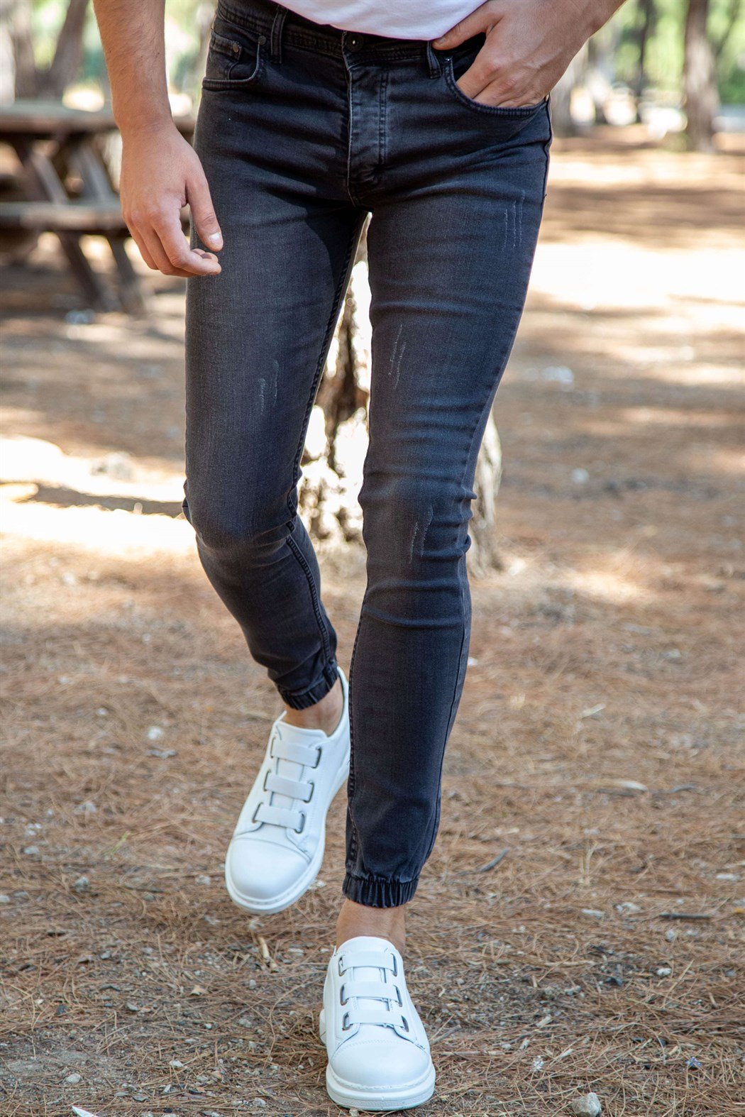 Likralı paça lastikli tırnak detaylı siyah kot pantolon