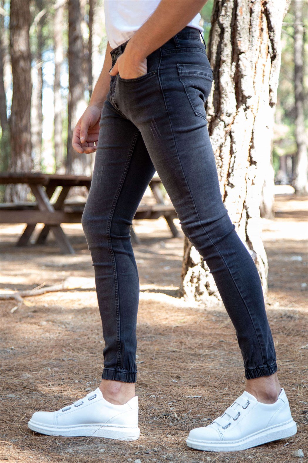 Likralı paça lastikli tırnak detaylı siyah kot pantolon