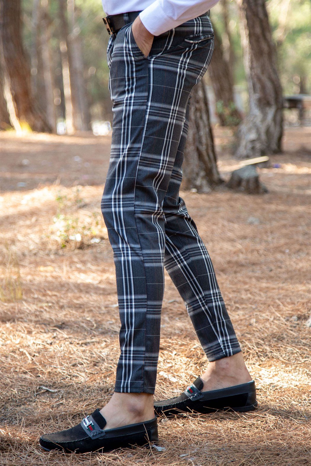 Likralı yan cep detaylı beyaz ekoseli füme pantolon