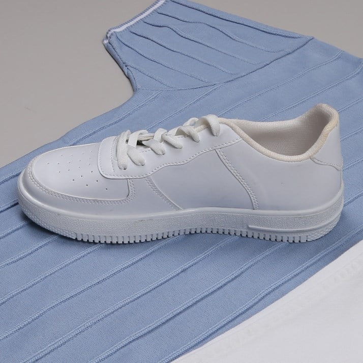 mavi bisiklet yaka Triko Polo Yaka Tişört beyaz kot pantolon  ayakkabı Kombin