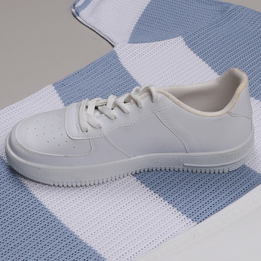 mavi çizgili Triko Polo Yaka Tişört beyaz kot   pantolon  ayakkabı Kombin