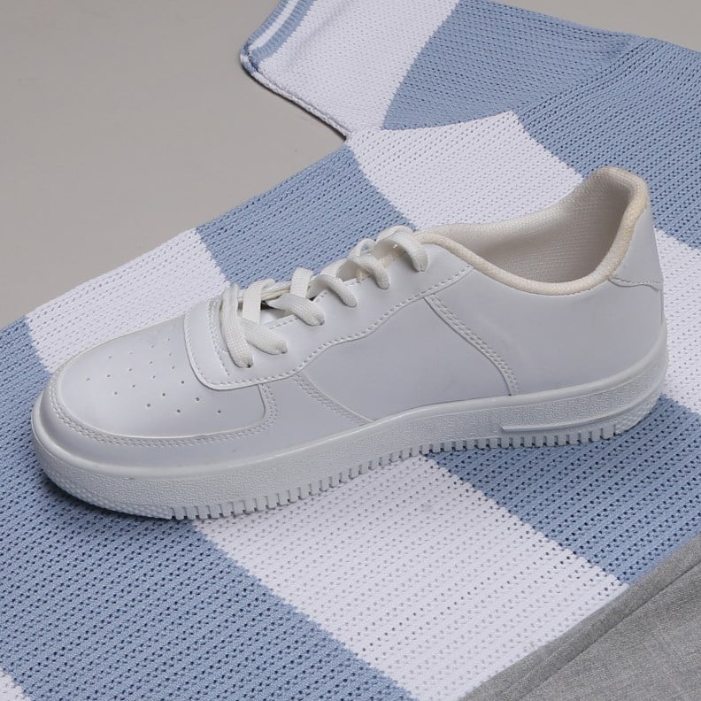 mavi çizgili Triko Polo Yaka Tişört gri kumaş  pantolon  ayakkabı Kombin