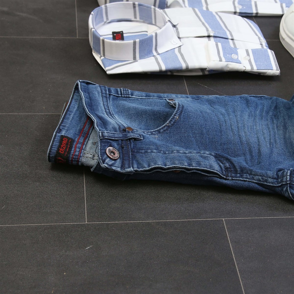 Mavi Gömlek Lacivert Kot Pantolon Ayakkabı Kombini