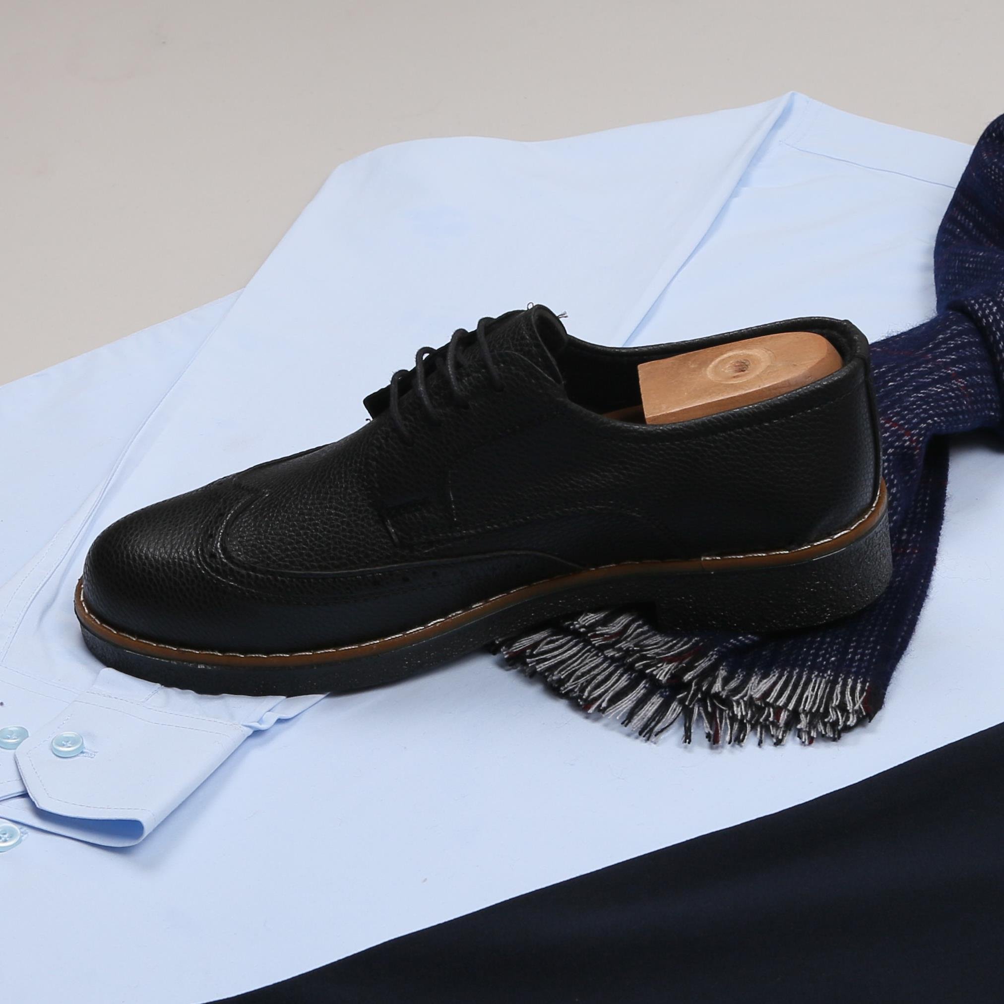 Mavi Gömlek Lacivert Kumaş Pantolon Atkı Ayakkabı  Kombin