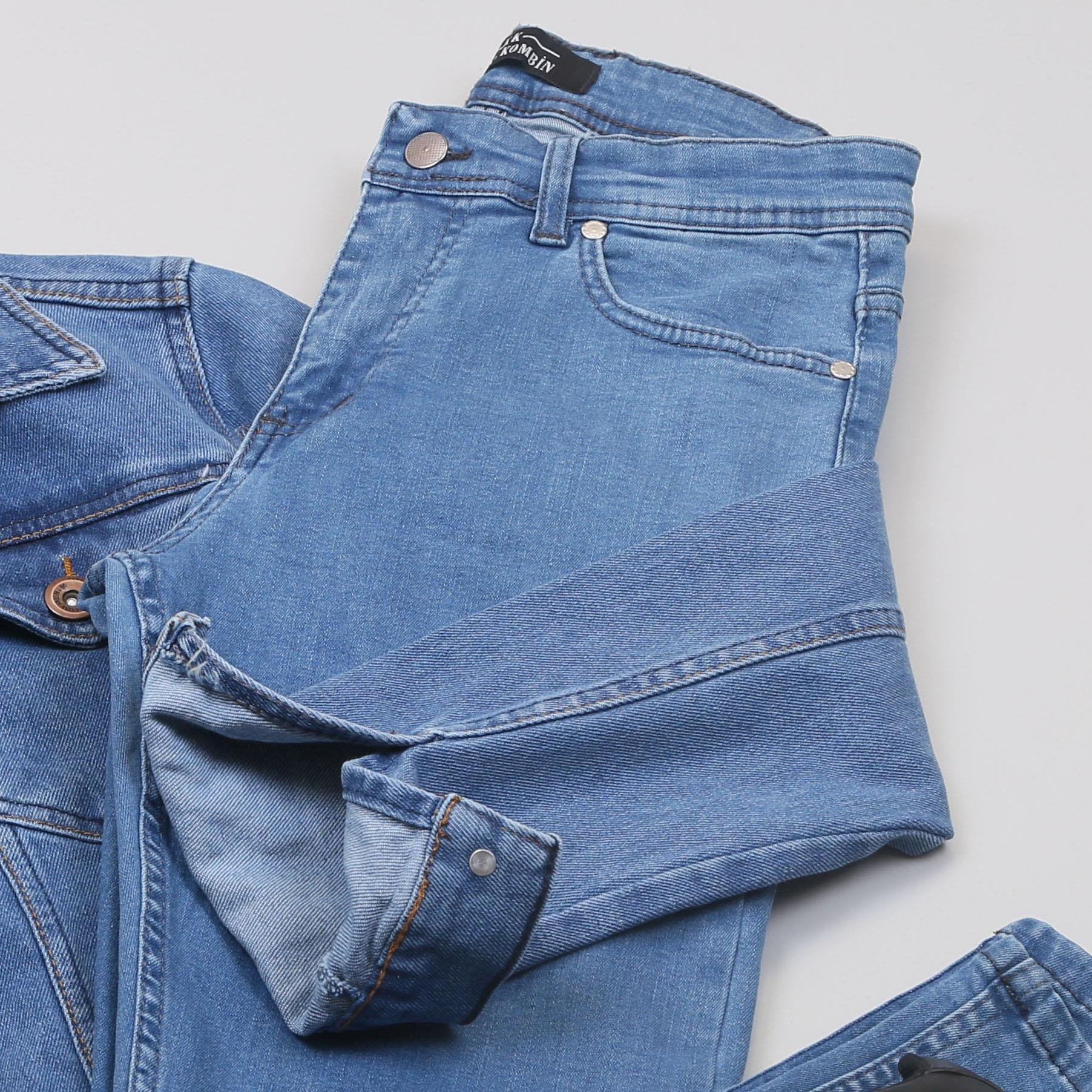 Mavi Kot Ceket Tişört Pantolon Ayakkabı Kombin