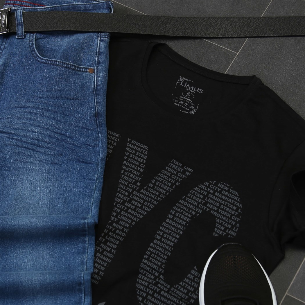 Mavi Kot Pantolon Siyah Tshirt Ayakkabı Kombini