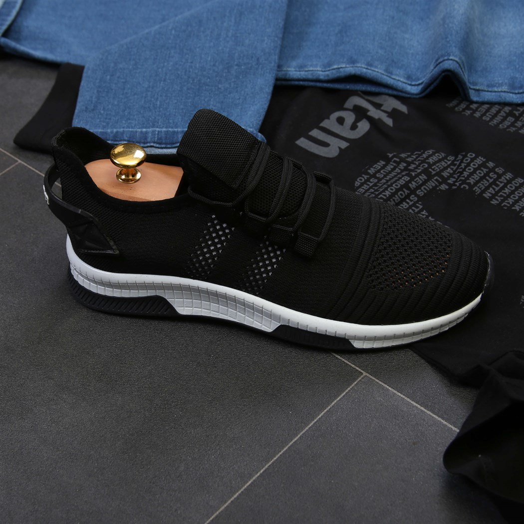 Mavi Kot Pantolon Siyah Tshirt Ayakkabı Kombini