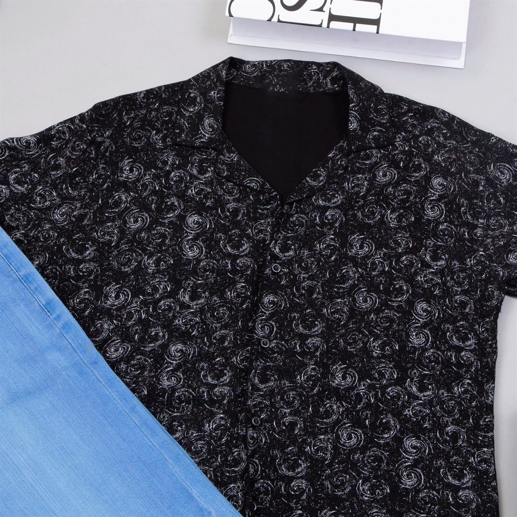 Mavi Kot Şort Baskılı Gömlek Ayakkabı Kombin