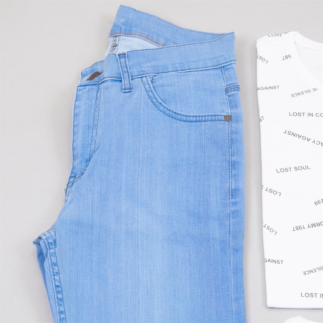 Mavi Kot Şort Baskılı Tişört Ayakkabı Kombin