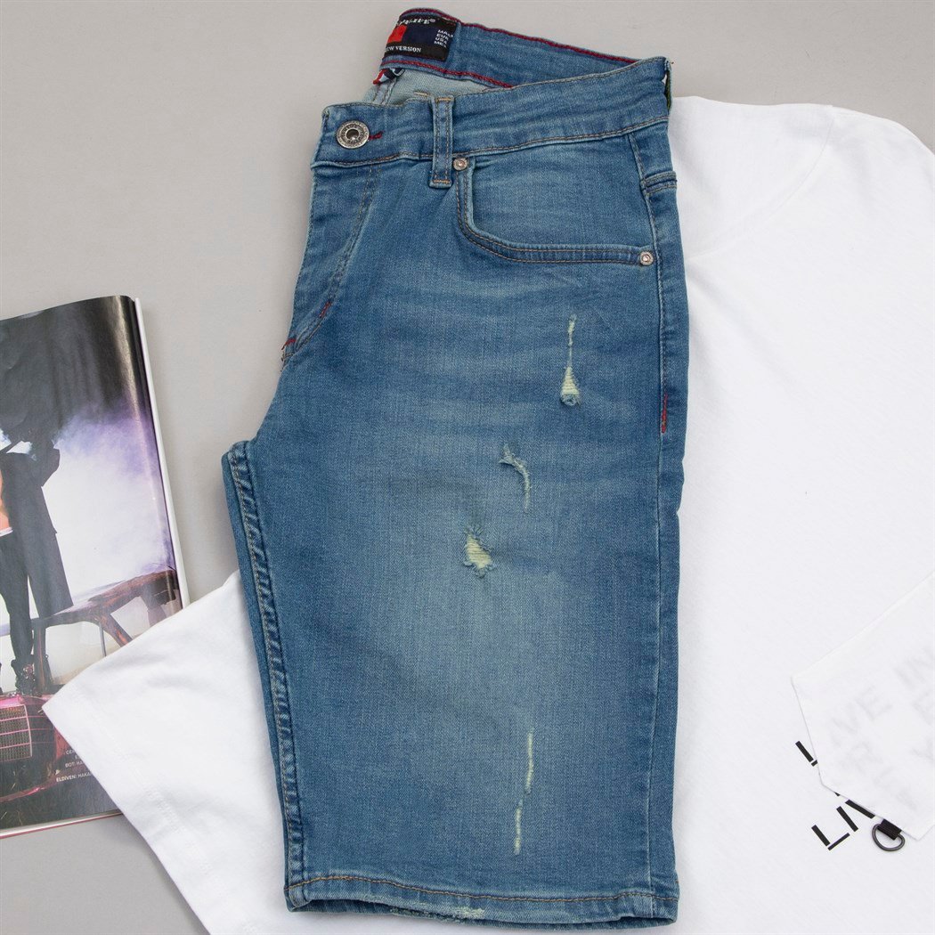 Mavi Kot Şort Tişört Ayakkabı Kombin