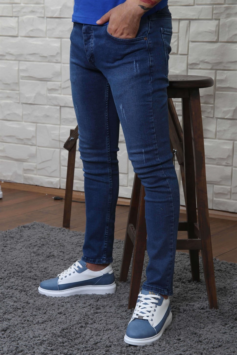 Mavi Kot Tshirt Ayakkabı Kombini