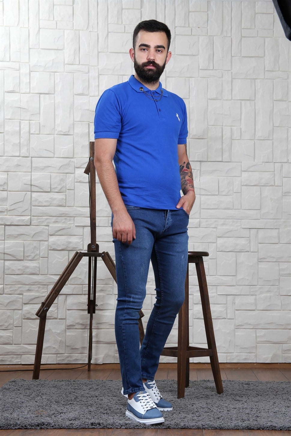 Mavi Kot Tshirt Ayakkabı Kombini
