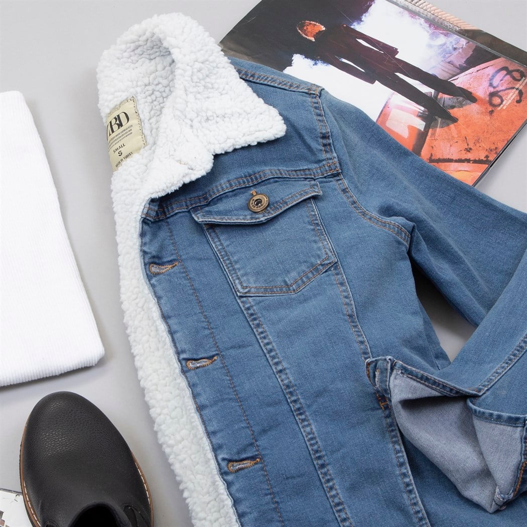 Mavi Kürklü Kot Ceket Tişört Pantolon Ayakkabı Kombin