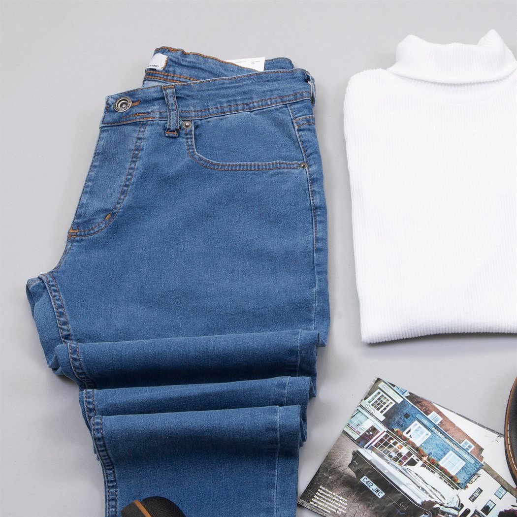 Mavi Kürklü Kot Ceket Tişört Pantolon Ayakkabı Kombin