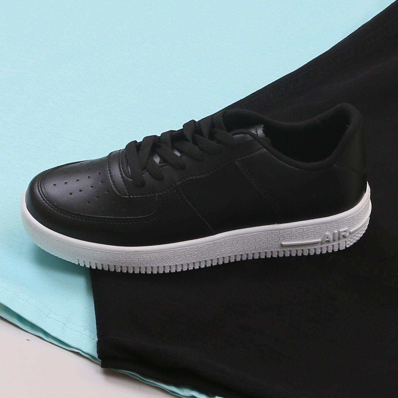 Mavi Oversize Tişört Pantolon Ayakkabı Kombin