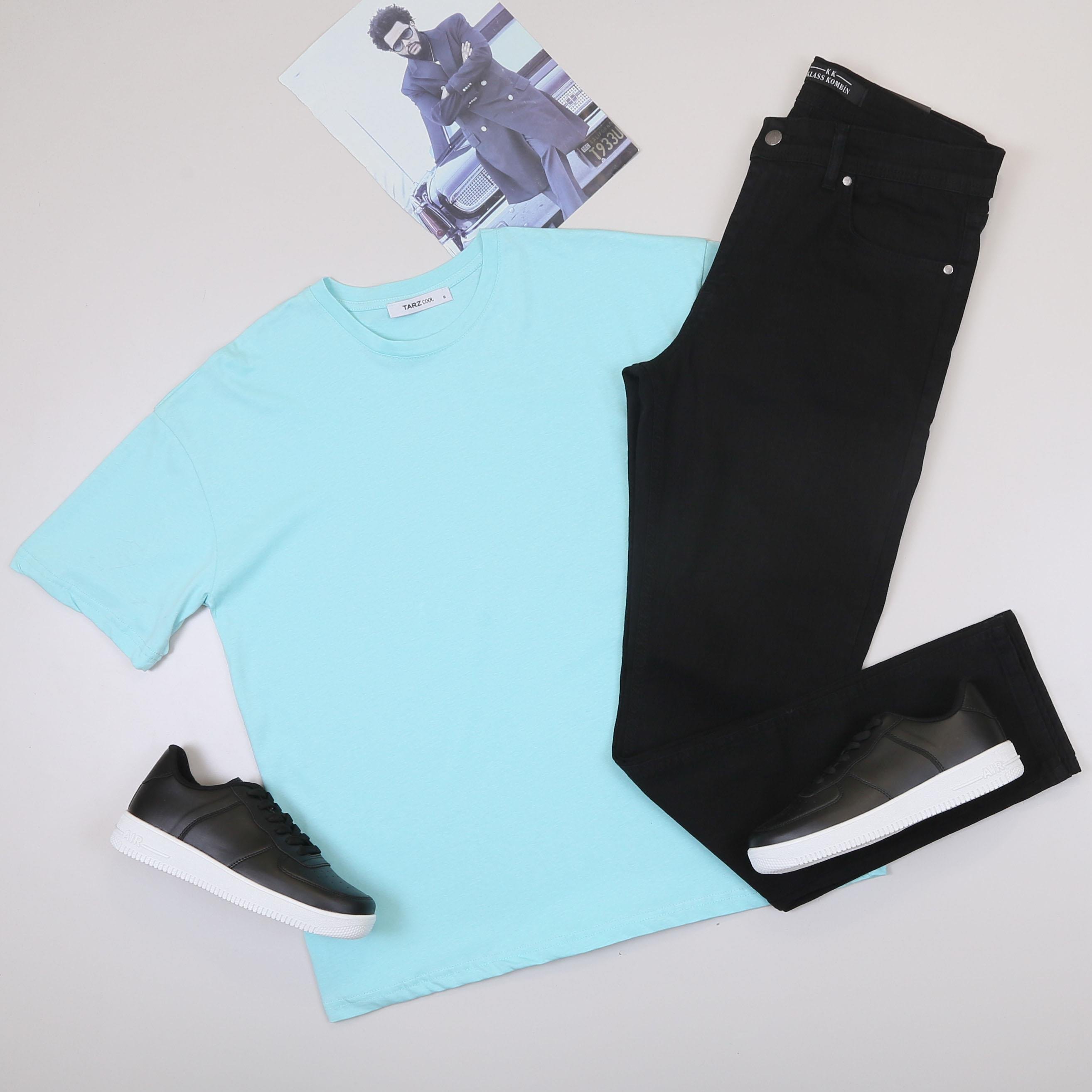 Mavi Oversize Tişört Pantolon Ayakkabı Kombin