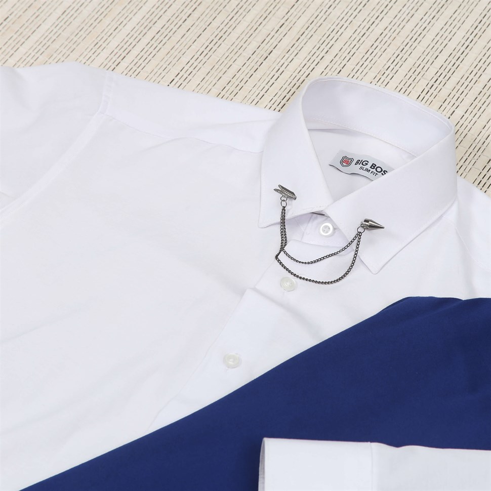 Mavi Pantolon Beyaz Gömlek Yaka Zinciri Kombin