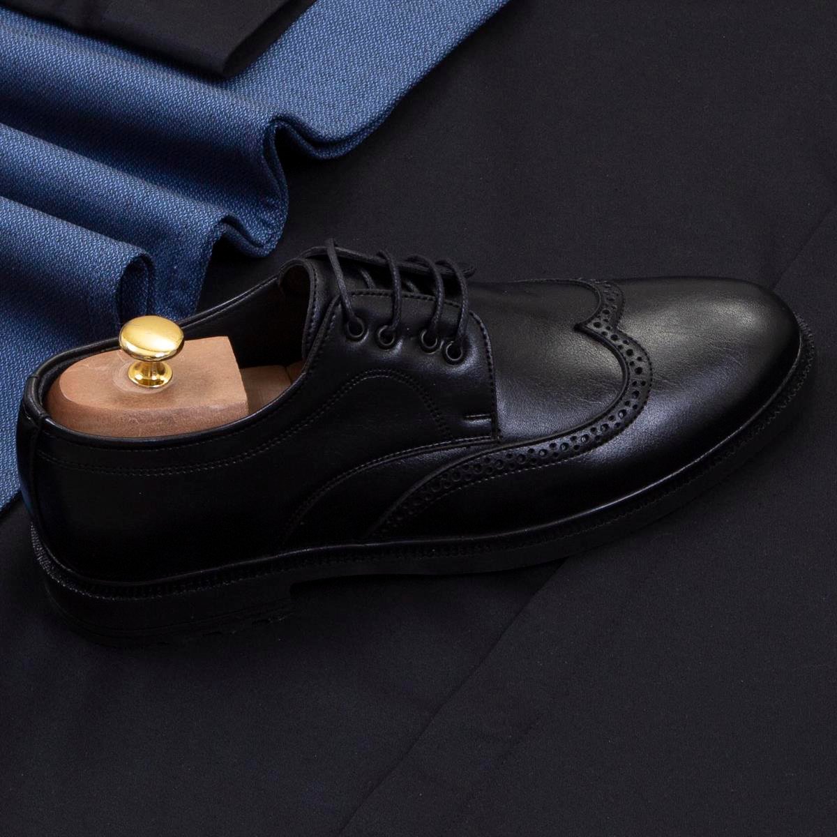 Mavi Pantolon Siyah Gömlek Ayakkabı Kombin