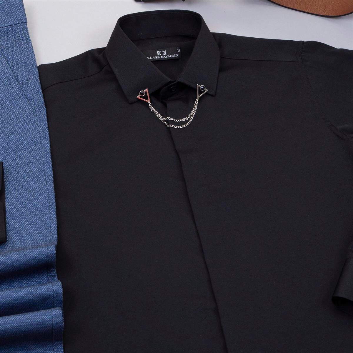 Mavi Pantolon Siyah Gömlek Ayakkabı Kombin