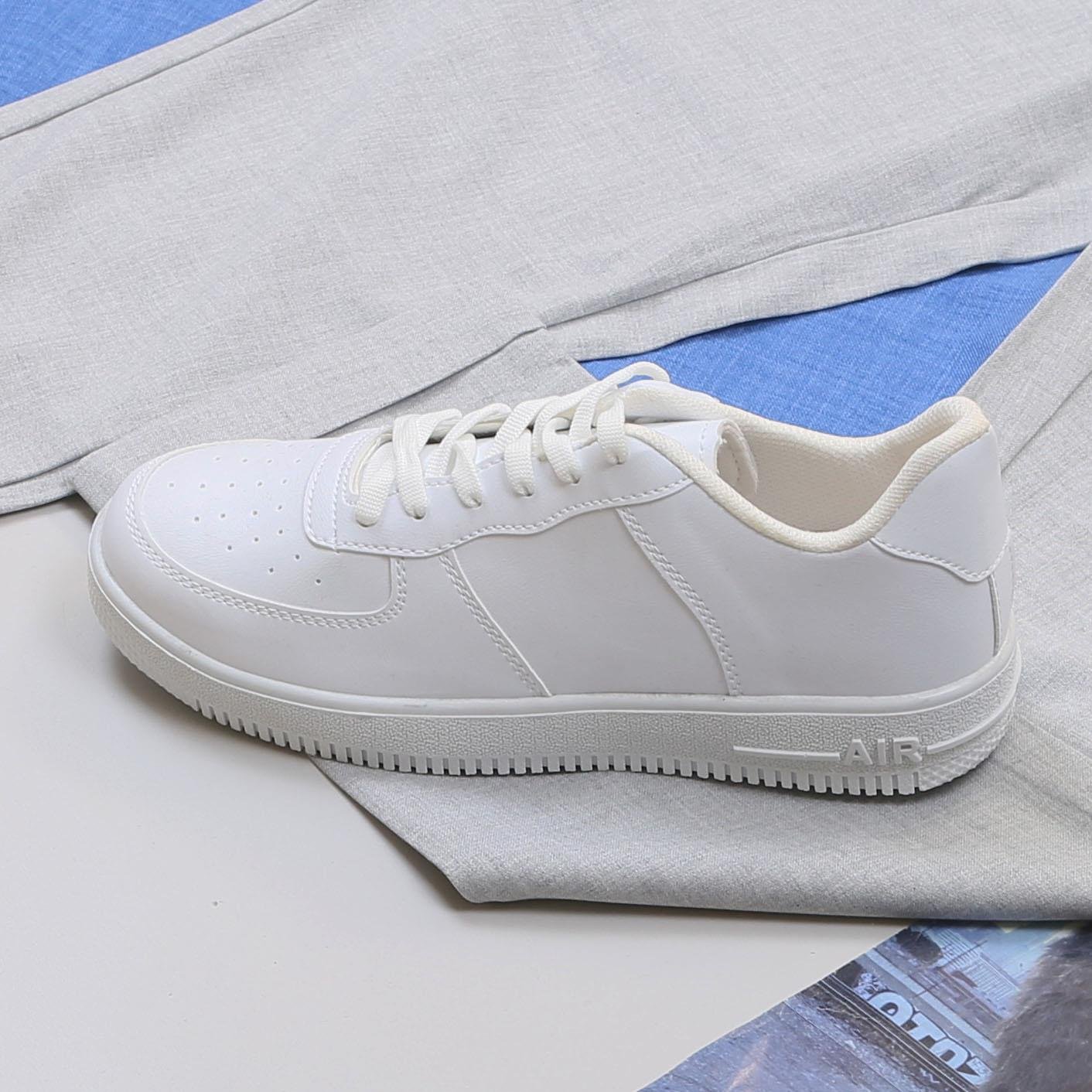 Mavi Spor Gömlek Pileli Pantolon Ayakkabı Kombin