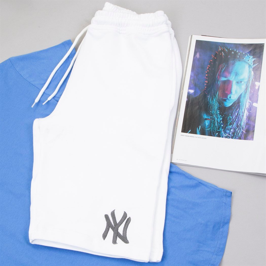 Mavi Tişört Beyaz Penye Şort Kombin