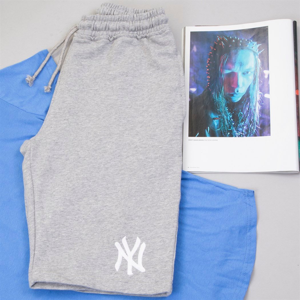 Mavi Tişört Gri Penye Şort Kombin