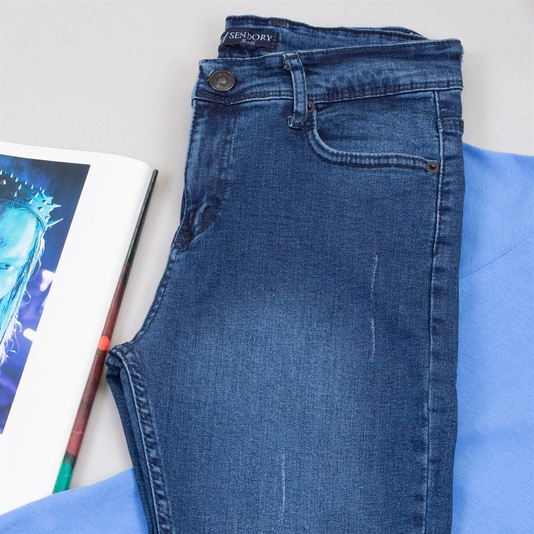 Mavi Tişört Pantolon Ayakkabı Kombin