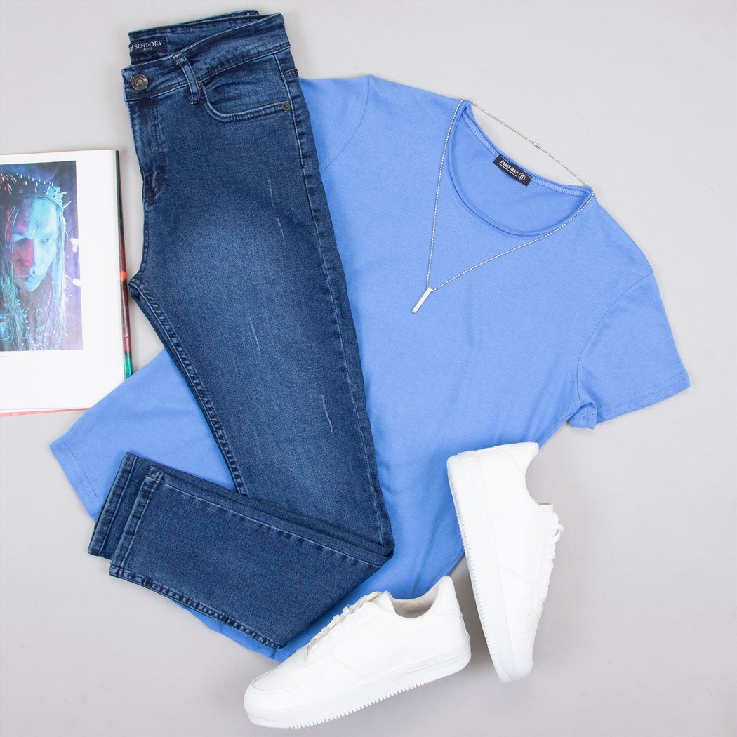 Mavi Tişört Pantolon Ayakkabı Kombin